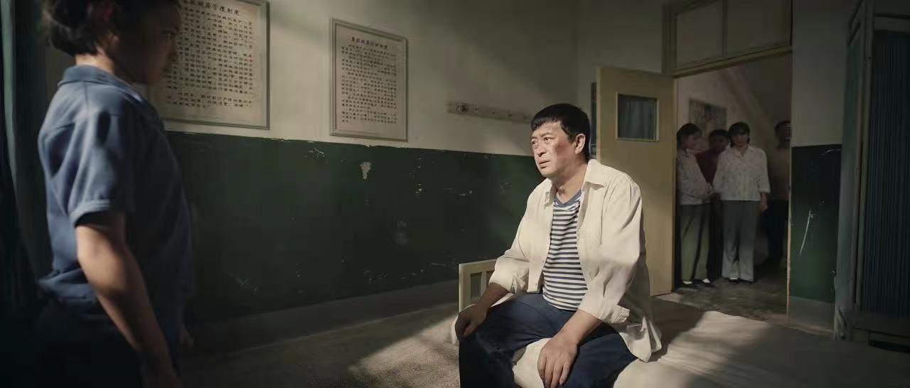 《主角》里面胡三元下跪托孤这场戏，真的把我看哭了！他把外甥女带到了县剧团来，
