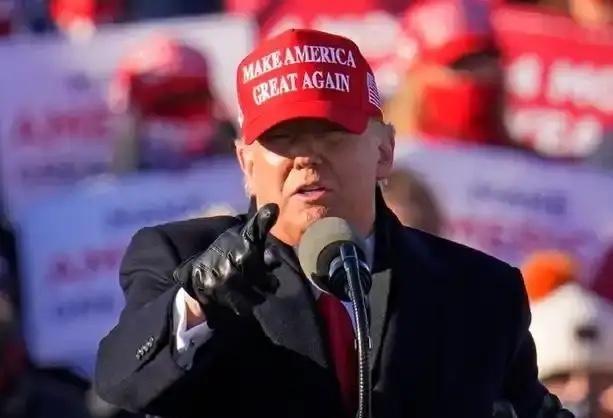 特朗普最近闹得挺欢，非常的强势，但有个事实他躲不掉：一个八十岁的老头，而且是第二