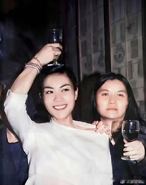 谢霆锋估计真没见过王菲这样一面吧？反正我刷到的时候愣了半天。平时舞台上那叫一个高冷，话都不带多说的。