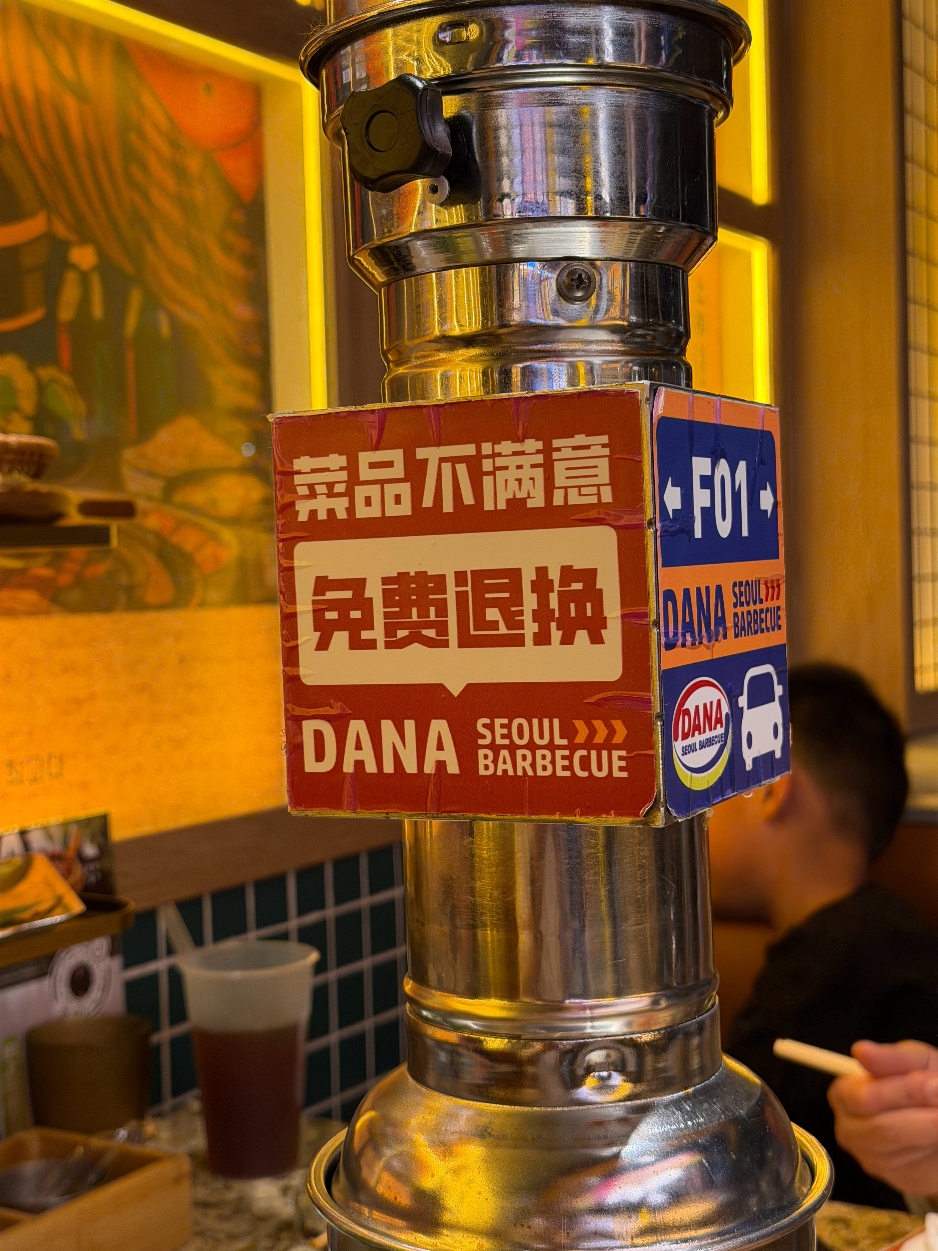 吃了一口土豆，不好吃，忍不住吐槽一句，好难吃，旁边的服务员看了我一眼👀感觉怪怪