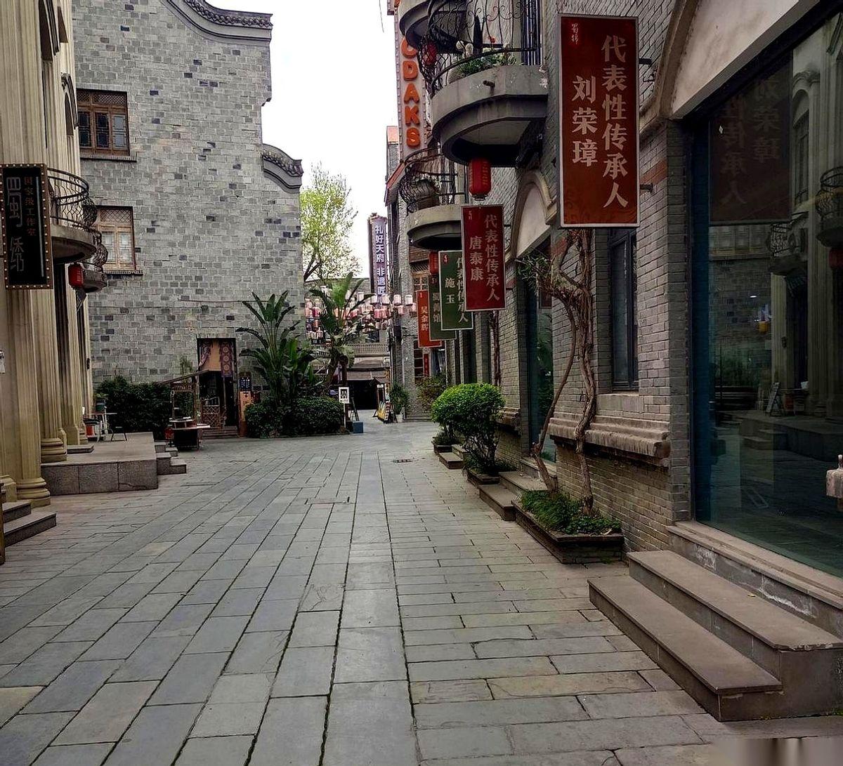 我今天算是见识了什么叫“作死”。成都那个锦门，98块的门票不是取消了吗？我正好