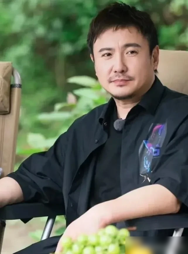沈腾问范丞丞白敬亭，你们都是在哪找的工作？语气特真诚，现场没人接得住。他休半年，工作也休没了。李小冉