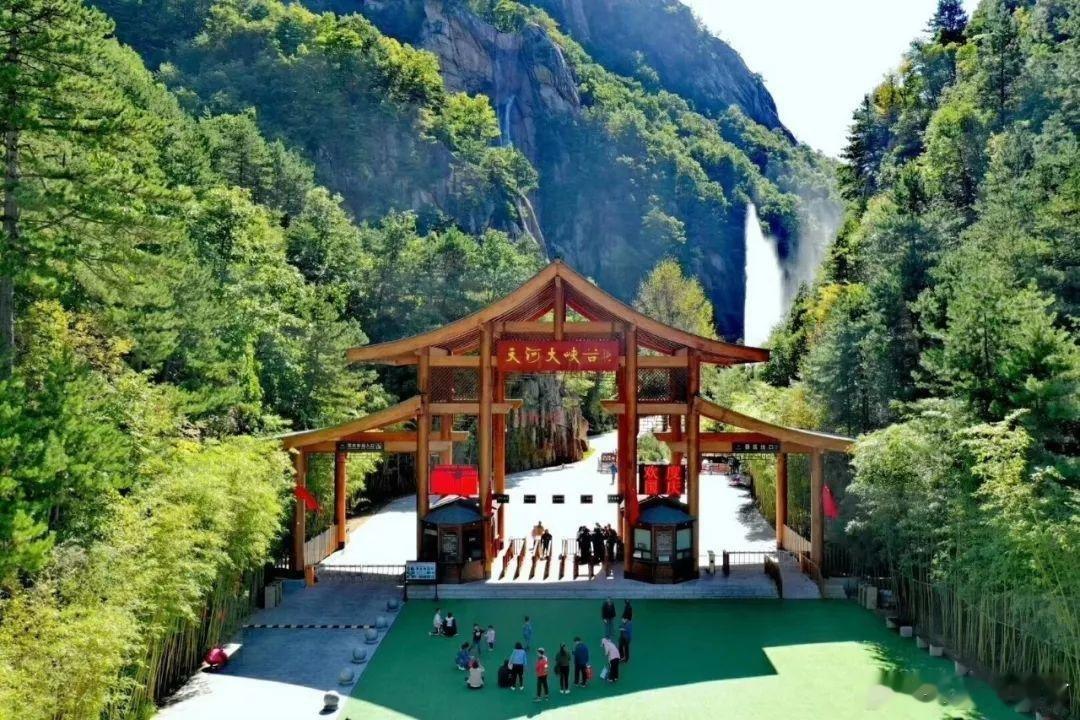 伏牛山秋色天花板！叫河镇两日自驾线路，美到封神！当伏牛山的秋风掠过树梢，叫河镇