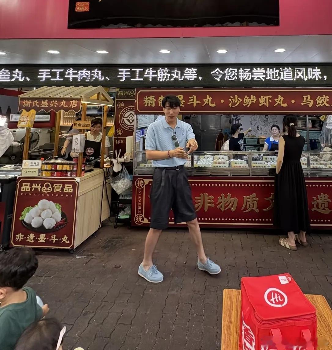 网友在汕头偶遇张亮，模特就是模特这个子也太高了，走到哪里也低调不了，在人群中一眼