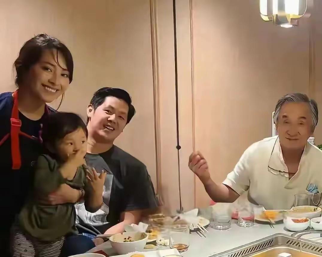 这是成龙？全头白发苍苍在吃火锅的是成龙？才71岁，怎么就老成这样了？真不敢相