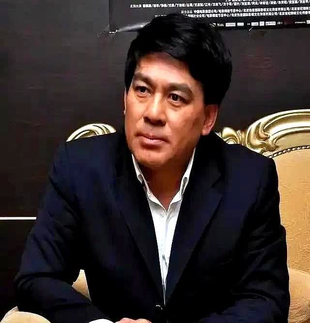 朱时茂说：一次在家抠脚丫子，突发奇想："咱得买辆车！"翻遍存折才五万块，立马给陈