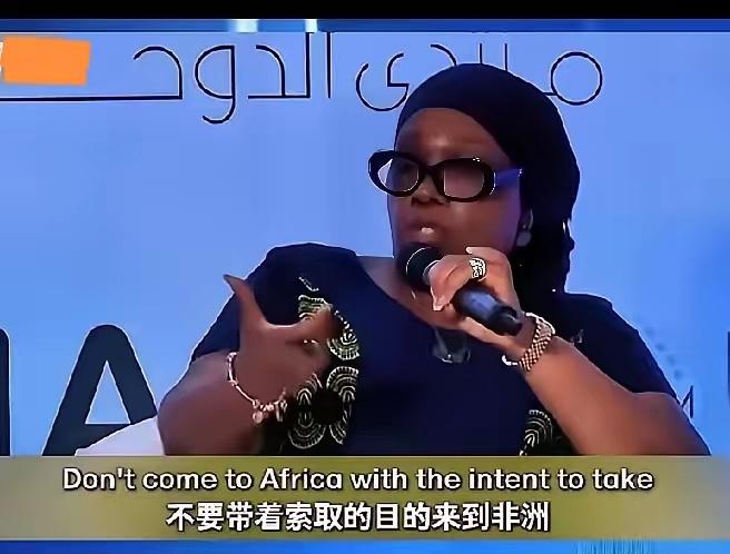 真是离了大谱了，这位接受采访的大妈的说法，让我想起津巴布韦留美男生提问高志凯教授