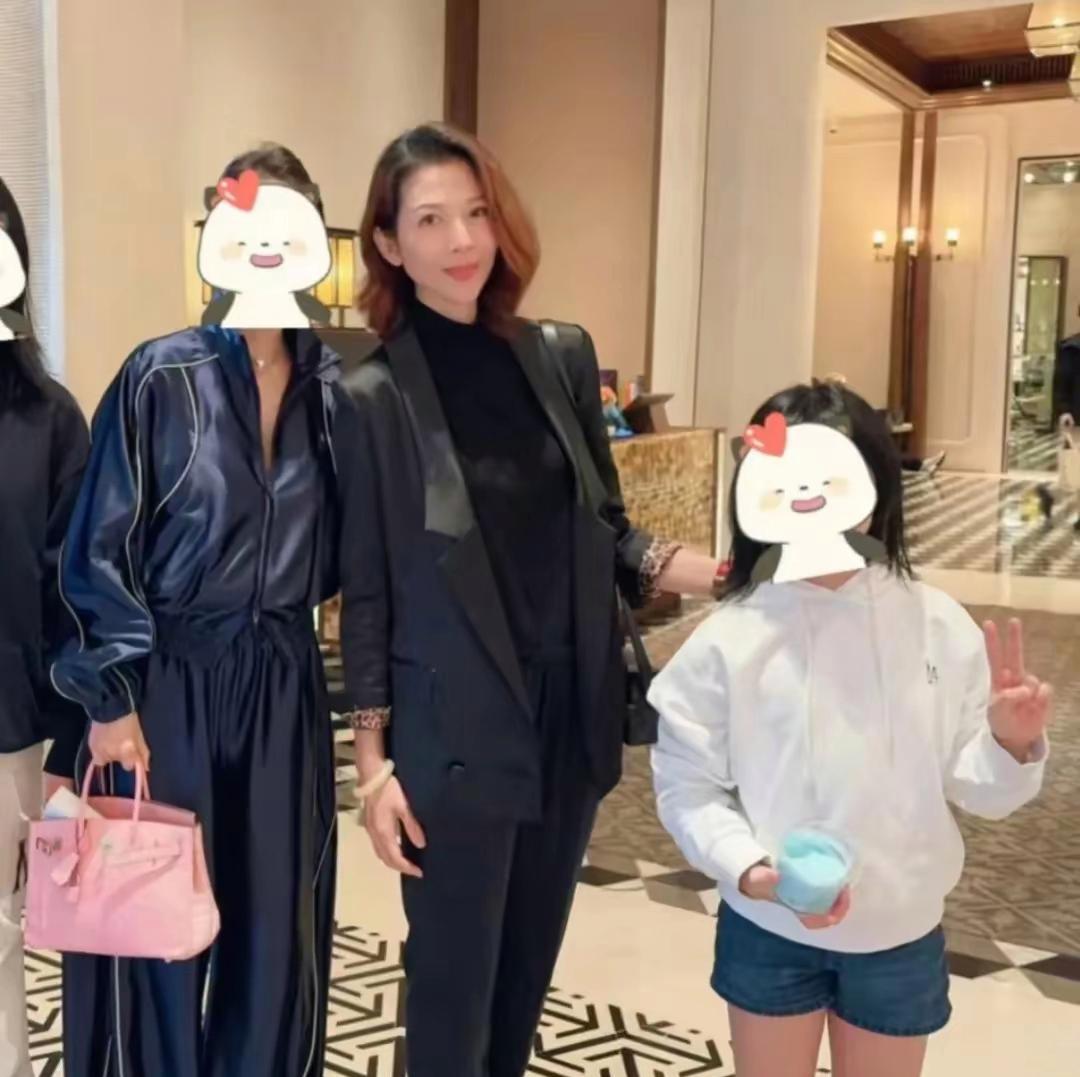 港风辣妈带娃出街！蔡少芬张晋夫妇逛公园，细节引健康热议近日，蔡少芬、张晋夫妇带