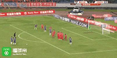 王栋，是这场球吗？站在人墙的边上，随着球扭头一看，球进了，心里踏实了！这场球，有