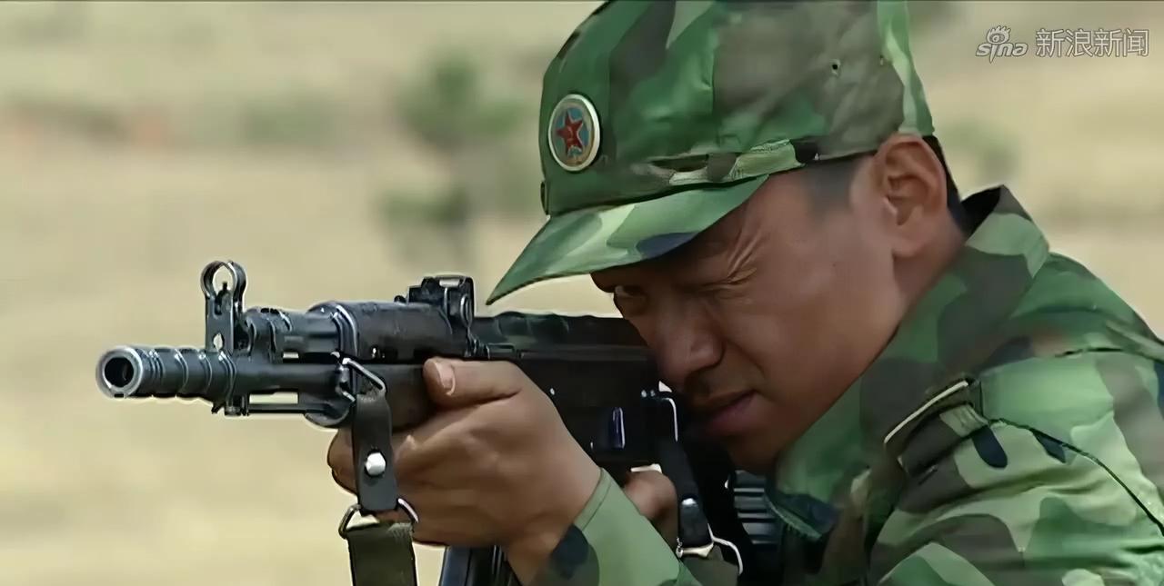 当过兵打过枪的回避一下，就问没当过兵还军迷的朋友，班长教许三多射击，让三多打一个