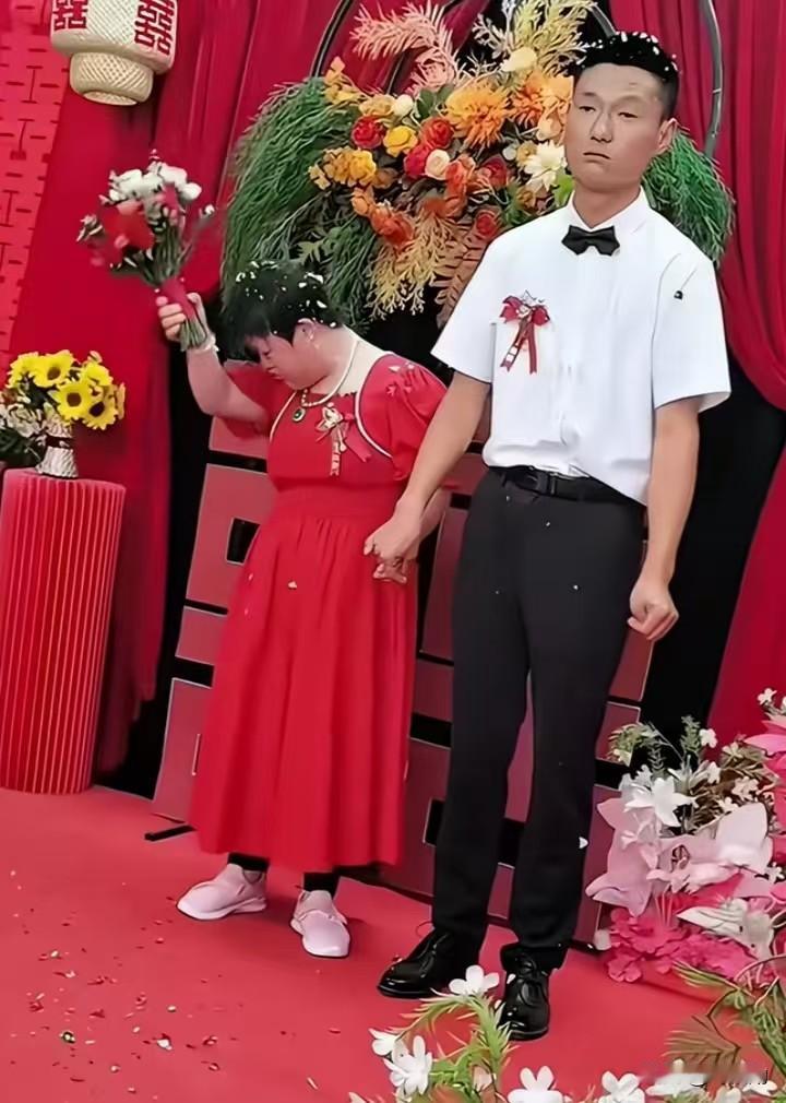 谁能想到！姑娘出嫁，娘家直接陪送四套房产，28万现金，再加一辆宝马汽车！婚礼