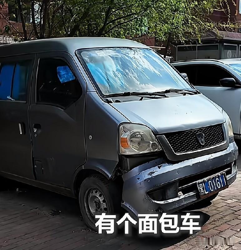 近日，黑龙江延寿一小区内废弃3年的一辆破旧的面包车找不到人，交警联系车主想给拖走