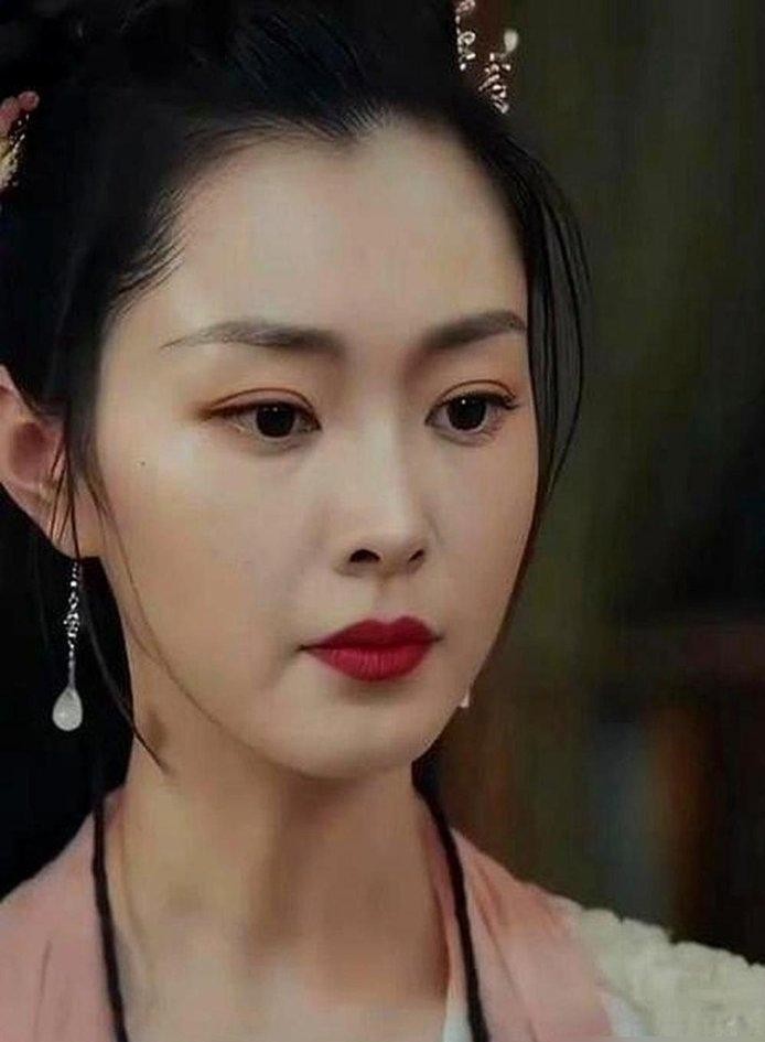 当着台下几百号人和几十台摄像机，窦骁张嘴就把宋轶叫成了“宋铁”。换成脸皮薄的姑娘，那一秒钟估计冷汗都