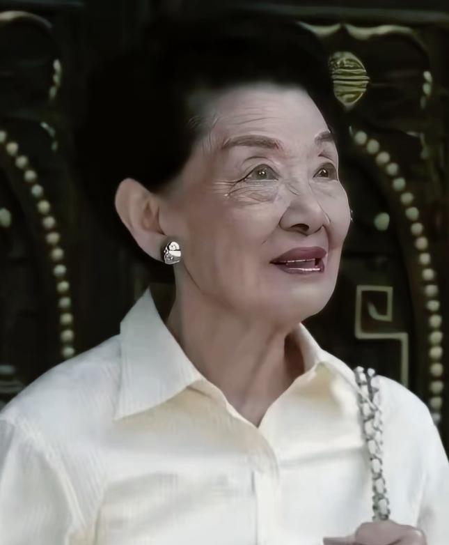没想到曾经“云南王”龙云的独女，在美国住了大半辈子，82岁高龄却带着11个儿孙从