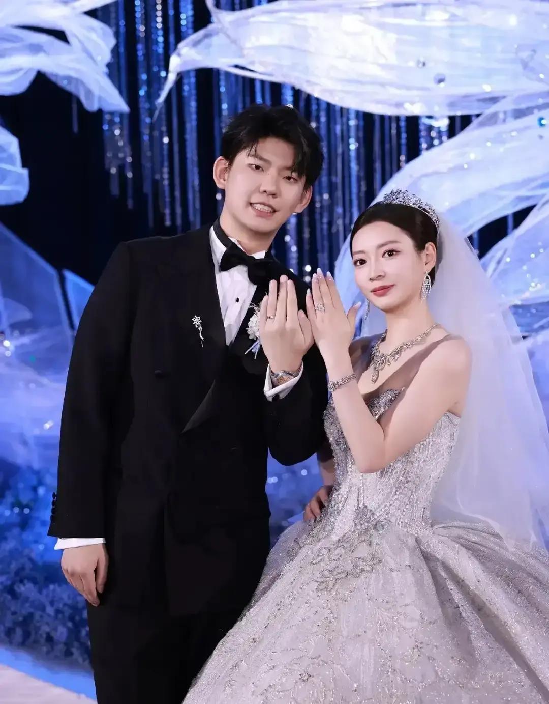 跨年舞台第1次给羽毛球衢州体育中心31号晚上挤进三万观众，不为听歌，只为看