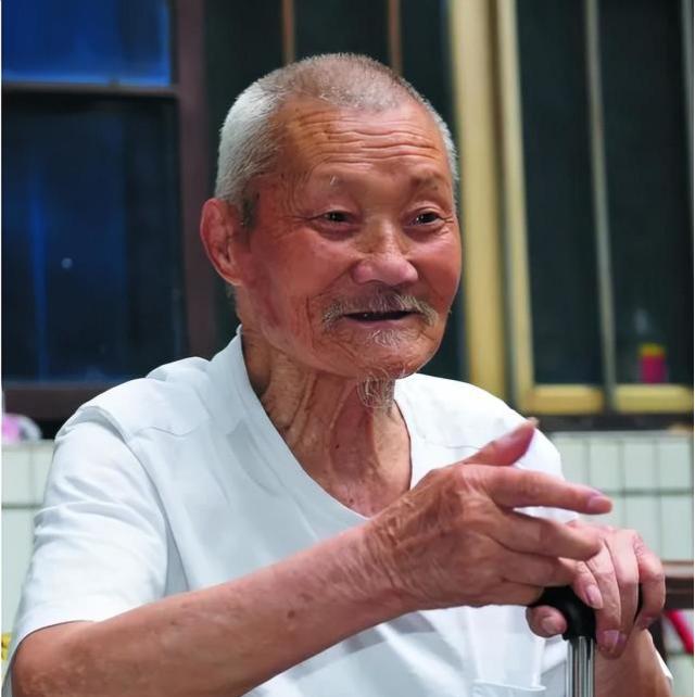 1984年，河南一67岁的老红军回四川老家探亲，然而当地民政局的工作人员在看到他