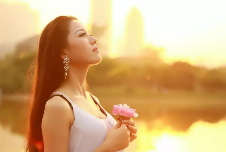大恩之后必有大恨，大爱之后必有大怨。古人云：水满则溢，月盈则亏。这句