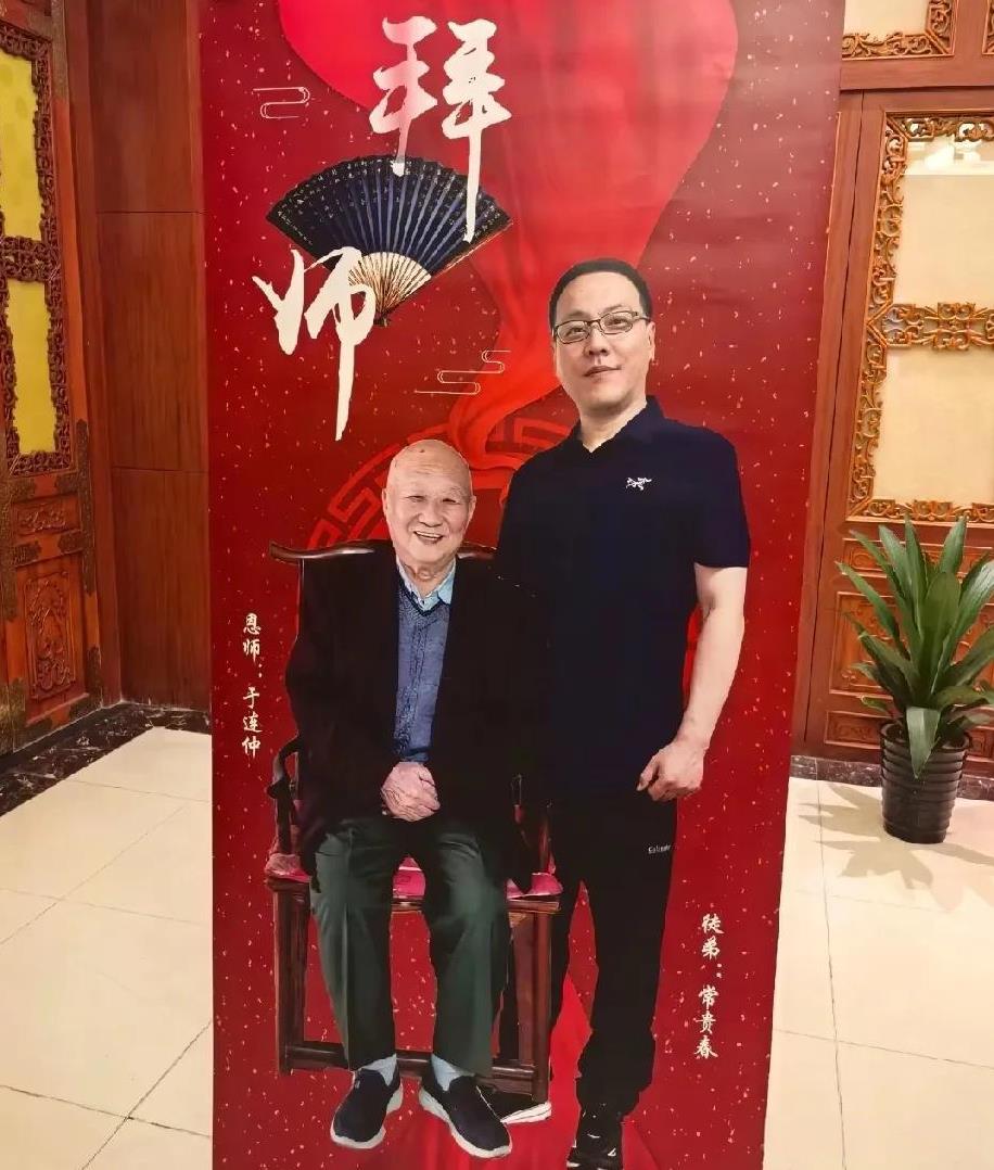 人和人的差距太大了。常宝丰的儿子常贵春拜师于连仲，曲协主席冯巩和前曲协主席姜昆，