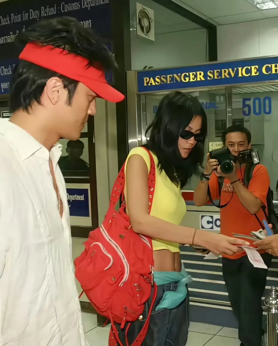 回看王菲和李亚鹏年轻时，又潮又般配，同框氛围感真的绝了！