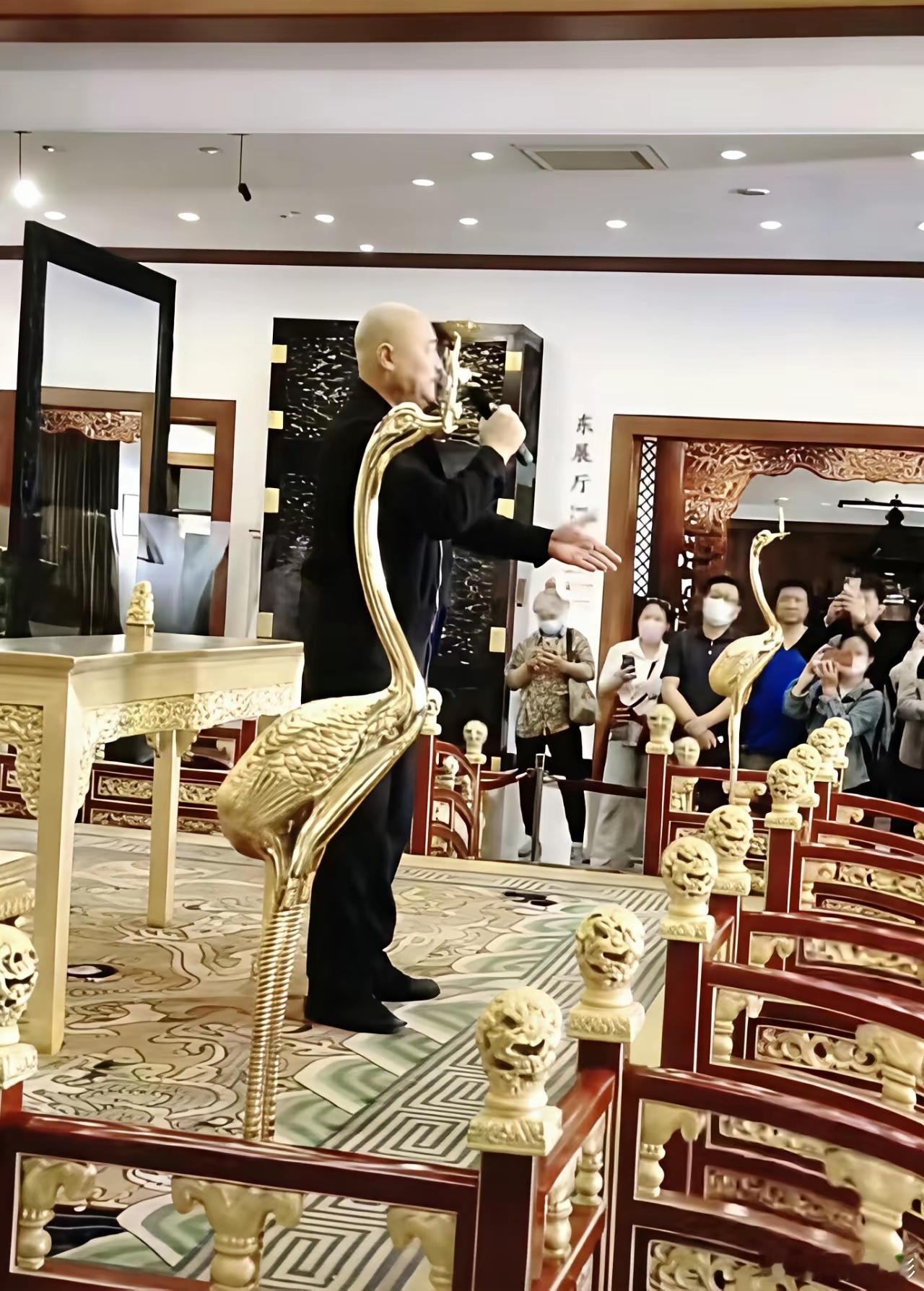 看这图片，我豁然醒悟：迟重瑞真地能旺陈丽华！在紫檀博物馆里，唐僧唱《敢问路在何方