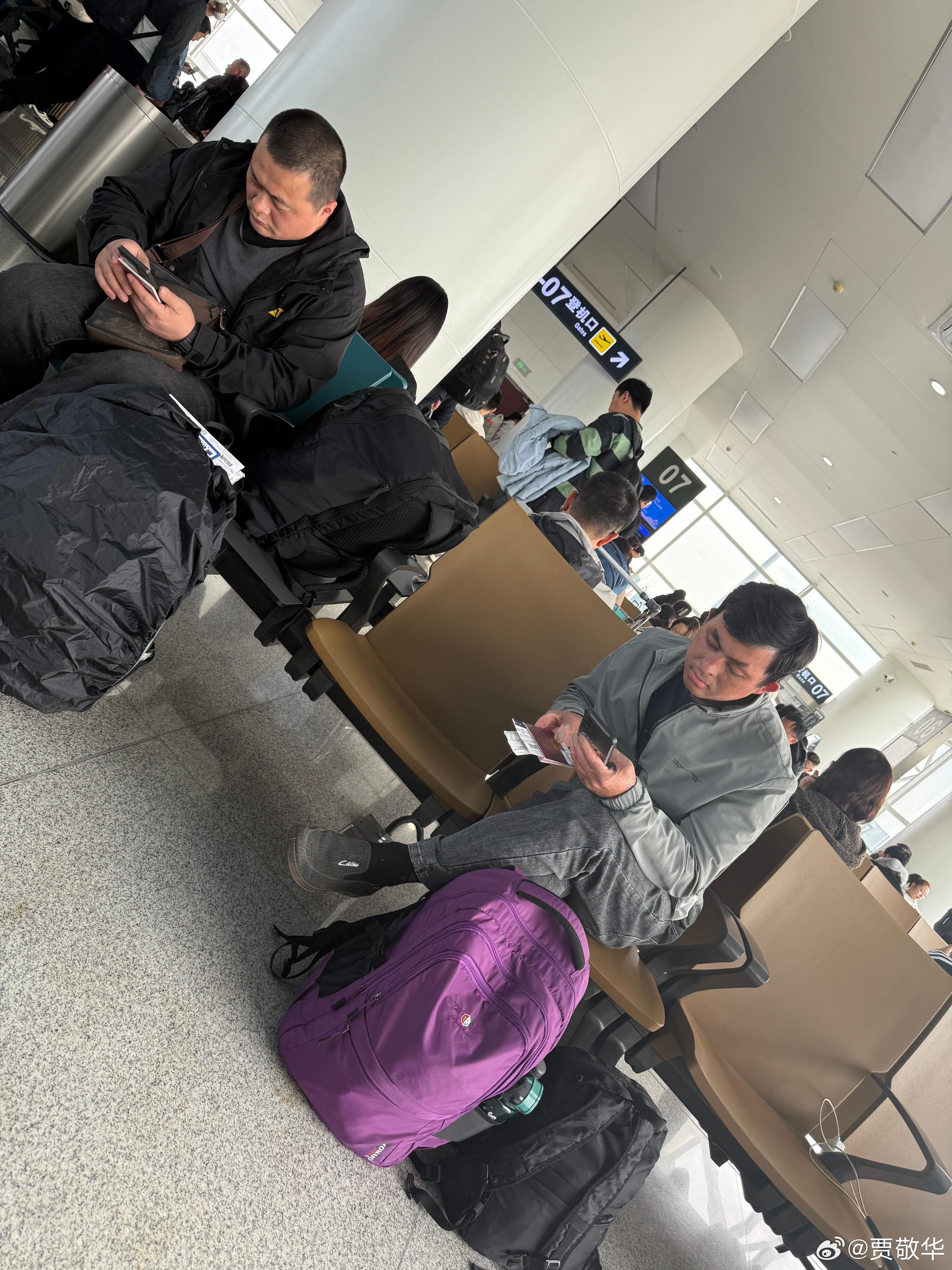 刚才在机场有老大哥问我哪里卖充电宝，我说可以直接给手机充电啊。老大哥说快充虽然好