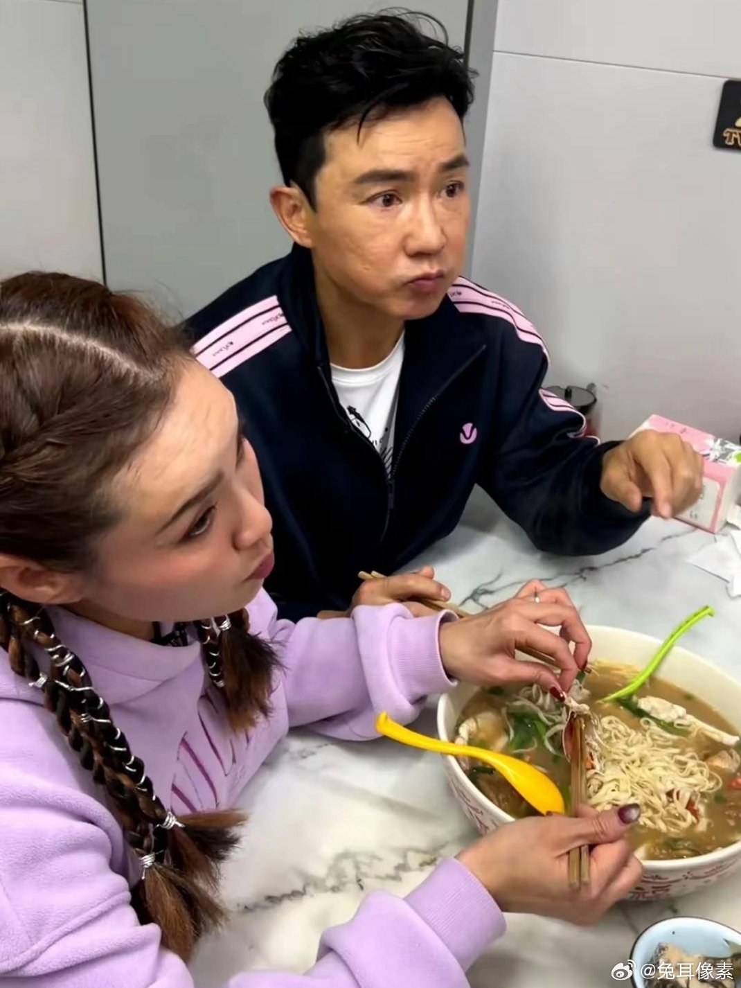 原来刘畊宏夫妻也吃大杂烩菜，不过怎么还有鱼蟹这类的​​​