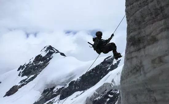 1973年2月一天，独立六团二营六连长旺堆发现，自己的军马不断挣缰绳，发疯似地往