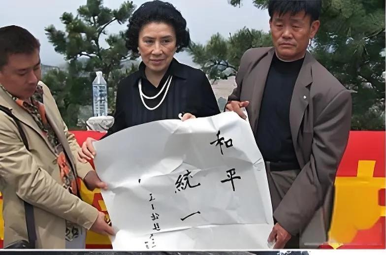 2007年，张灵甫妻子王玉龄，来到孟良崮，祭奠丈夫时，一张罕见的留影2007