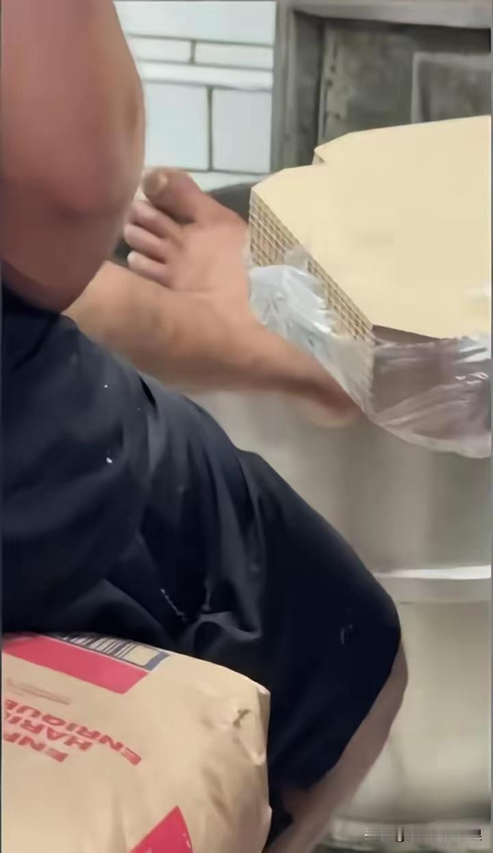 这事儿太恶心了！一美国老哥去印度人开的披萨店买披萨，居然看到印度员工光脚放搅面机