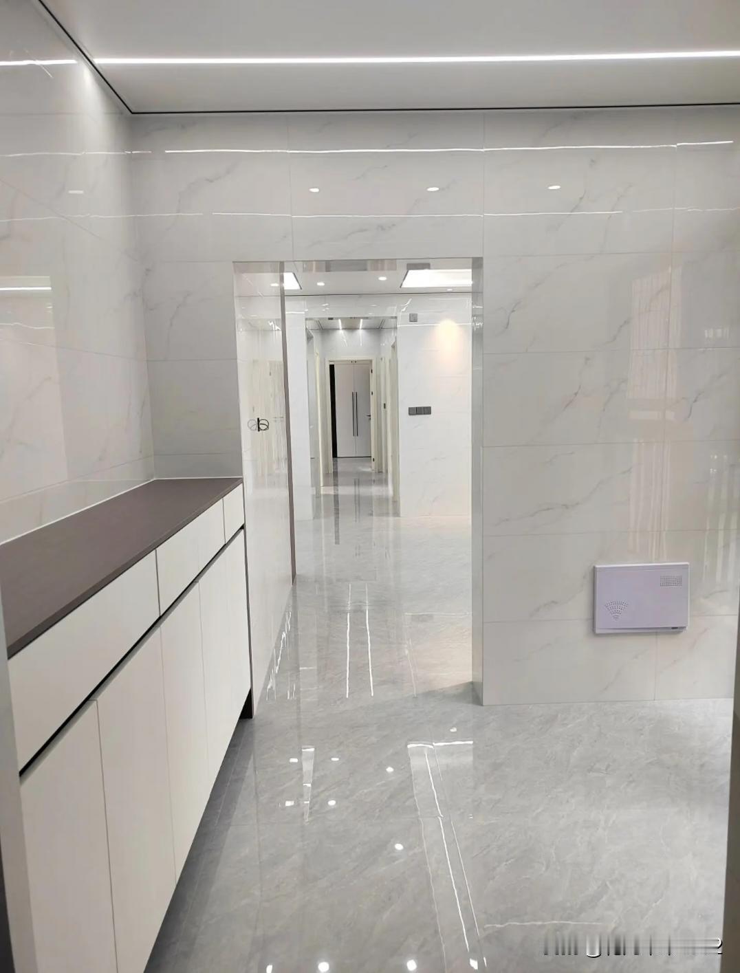 3号户型邻居装修完，我去一看，瓷砖上墙好不好看？😭😭分享一组我家邻居简约风