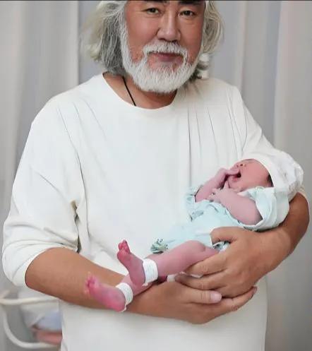 2025年5月7日，张纪中在杭州送孩子上学途中发生撞车事故。一句“我不会跑，我是