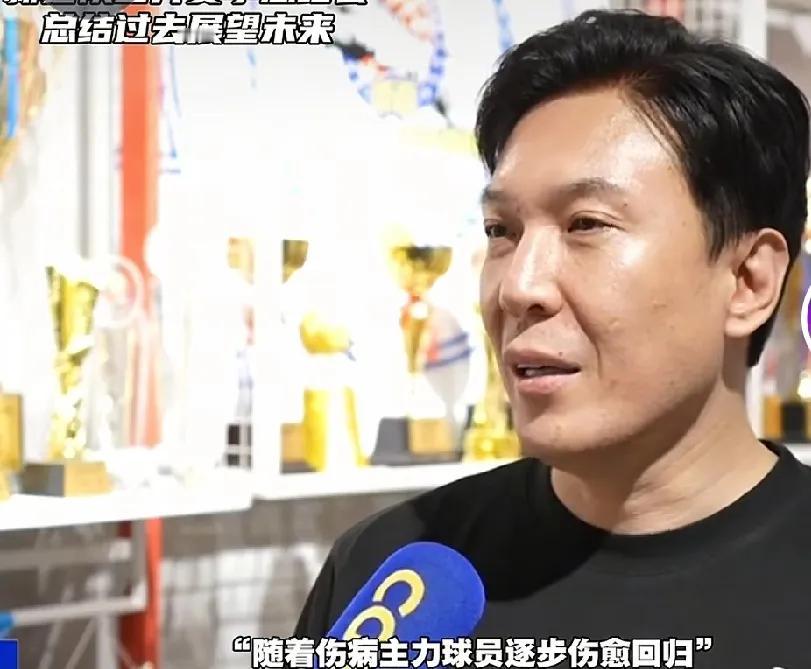 新疆队进行赛季总结，太多信息被郭舰暗示，自媒体解读容易惹是非新疆队现在总结看