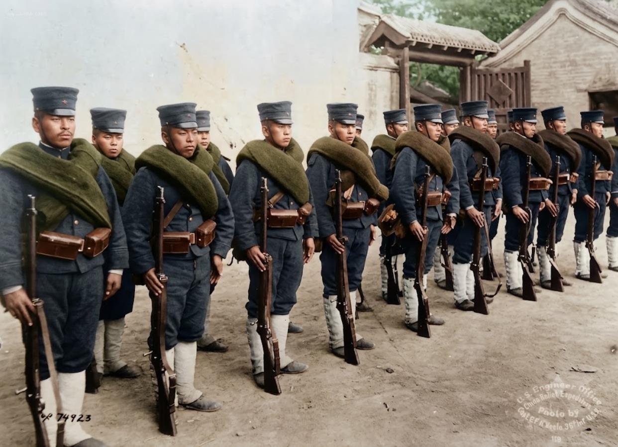 这组的清末老照片，是1900年八国联军侵华期间，日本步兵在北京的影像。他们头戴