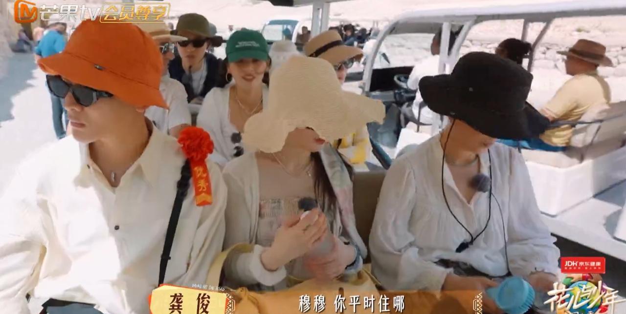 网友都觉得龚俊他们被导游坑了，纷纷为他们打抱不平，直到我看到这一幕。导演穆