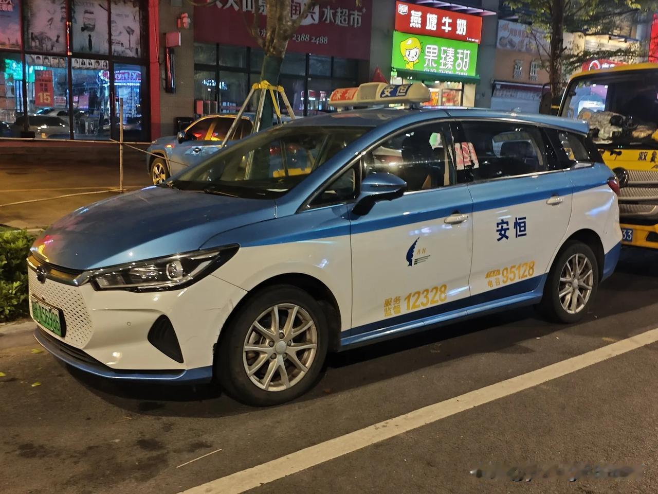 个人觉得，国内城市出租车涂装当中，深圳的出租车涂装是比较漂亮的。应该是支持本地企