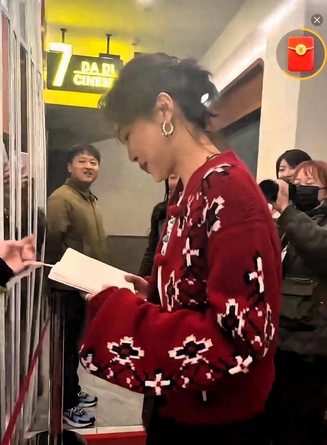 明星返乡路演翻车不少。辛芷蕾偏要在鹤岗“搞事情”？台下突然喊出“初中同桌”