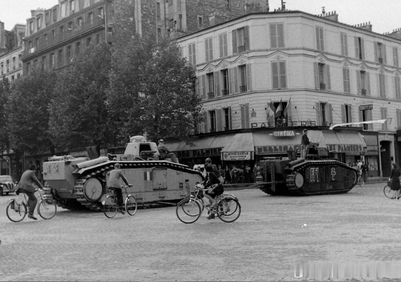 1944年7-8月法国人把缴获的德国Pz.Kpfw.B2(f)型喷火坦克（Pa