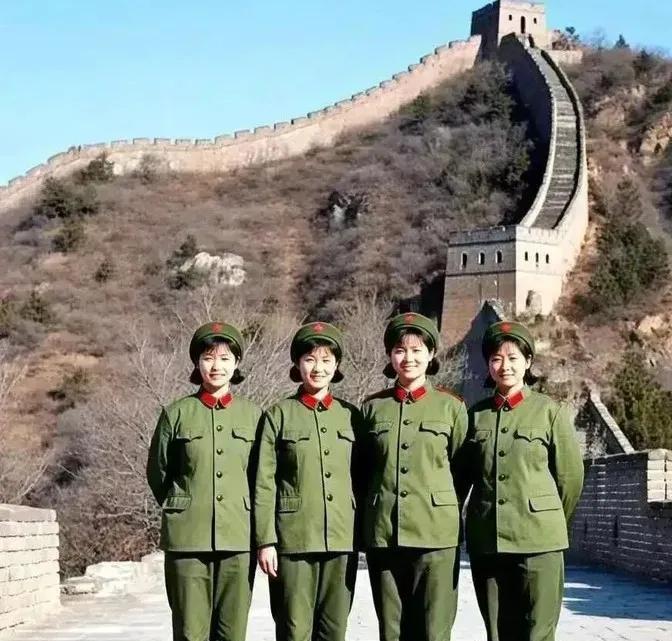 仔细瞧瞧照片里穿着军装的四个女兵有什么问题吗？有人知道吗？评论区留言讨论一下呗！