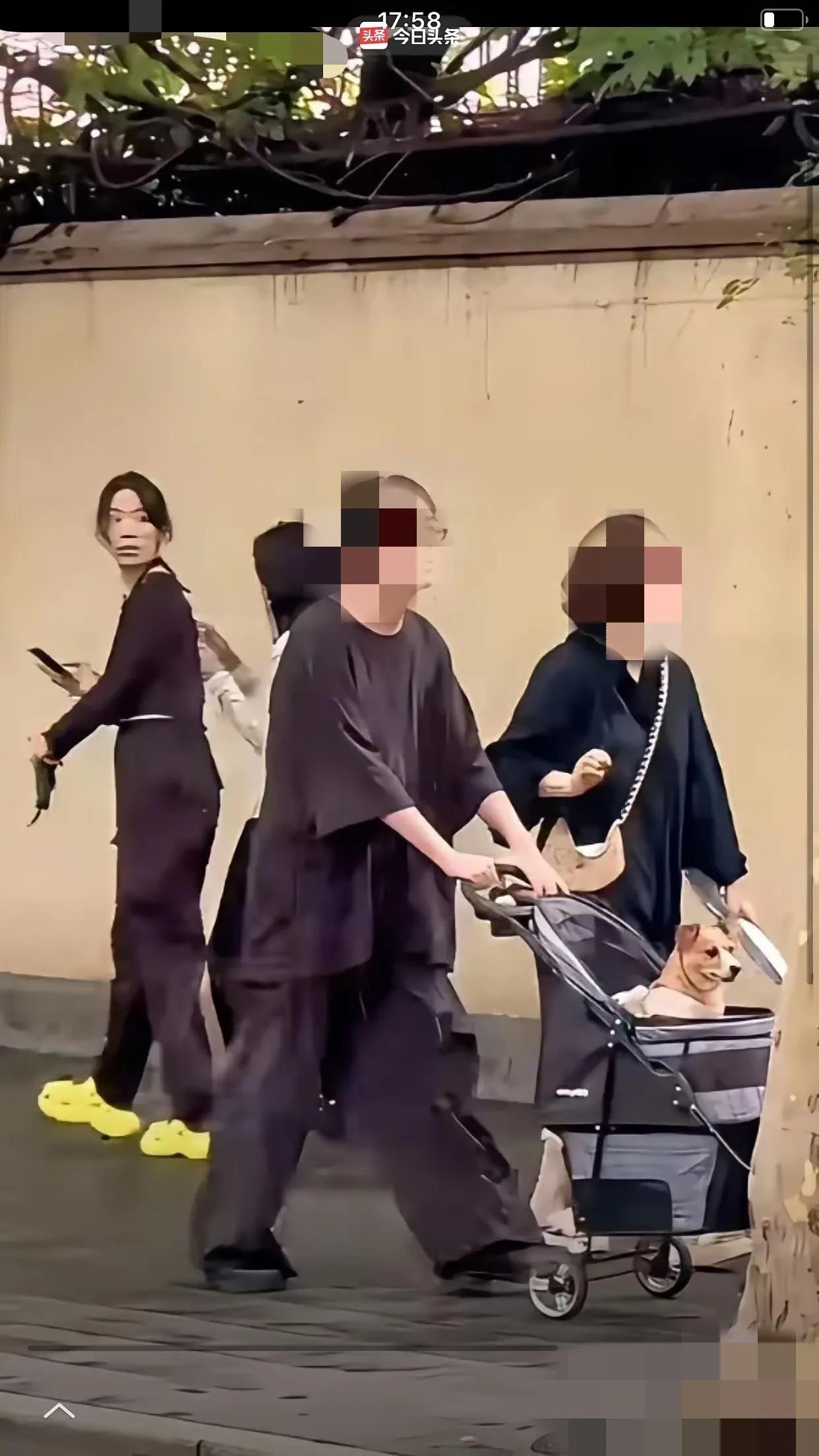 不光这位女士回头要看，所有过路的人应该都感到很惊讶，这也太不适合常人的思维了。大