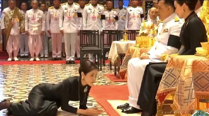 2025年11月6日泰国王室玉佛换装仪式，堪称现实版《甄嬛传》名场面！消失五年的