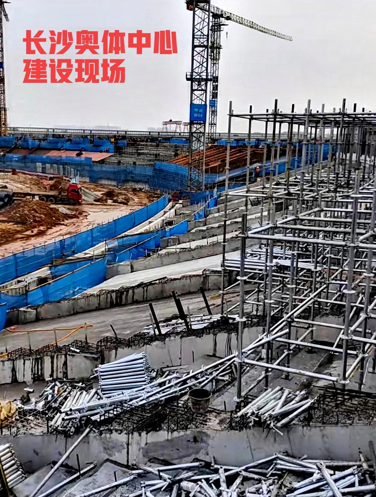 从长沙奥体中心建设的现场来看，并没有表现出一种大气的样子。这个奥体中心总投资是6