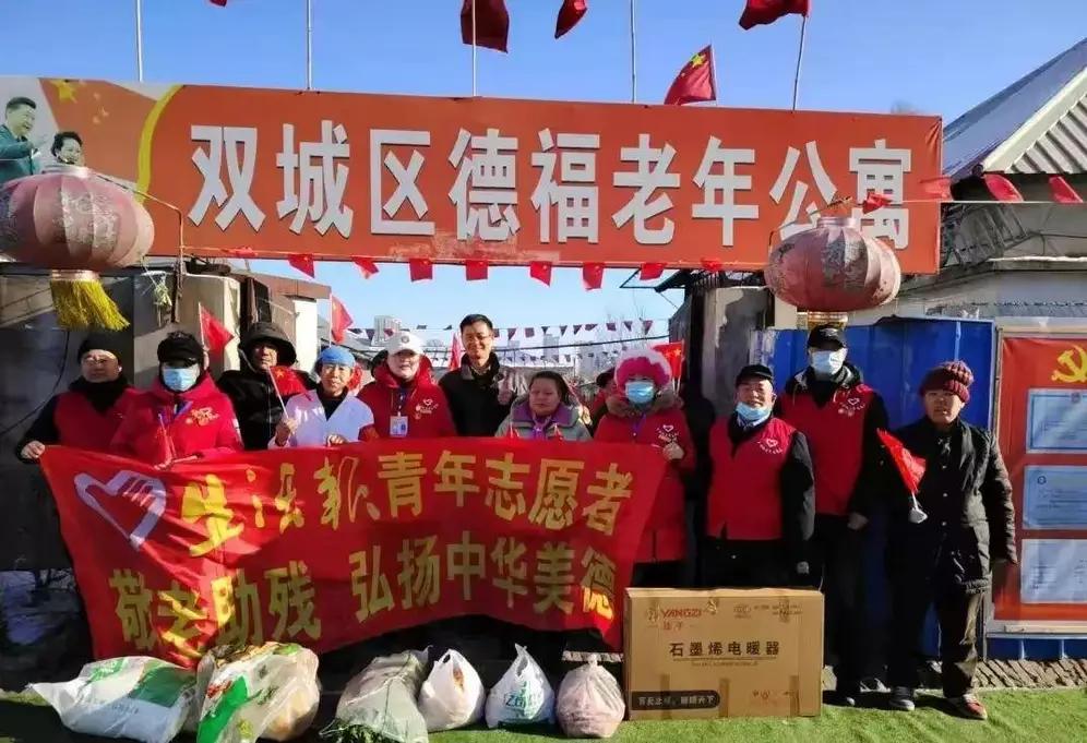 黑龙江哈尔滨一家养老院，发了段给老人吃方便面的视频，瞬间骂声破万。谁料几天后，全