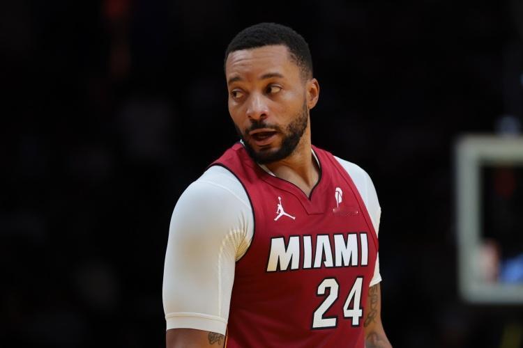 诛心！鲍威尔“阴阳”泰伦卢：“过去三年半在快船，每次进攻都要执行固定战术，需要