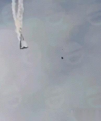 眼睁睁看着，一架好好的大飞机，在天上，咔嚓一下，断成了两截。真的，就跟掰饼干一