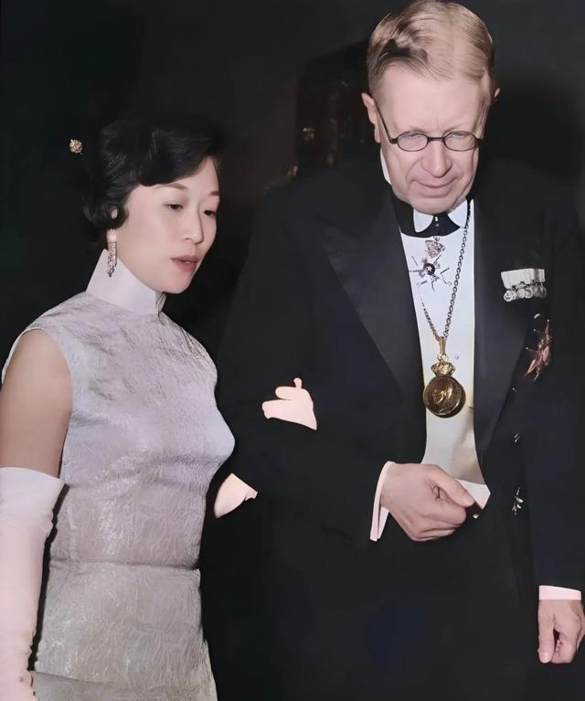 1957年，杨振宁获得诺贝尔物理学奖时，夫人杜致礼陪他前往瑞典颁奖。杜致礼身着白