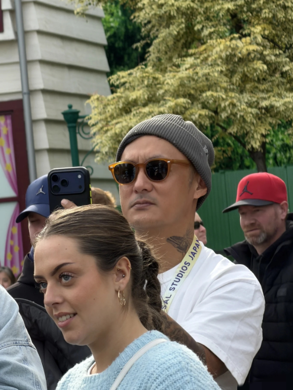 余文乐曾经的超模气质哪里去了？11月4日，余文乐现身日本大阪的环球影城，粉丝镜头