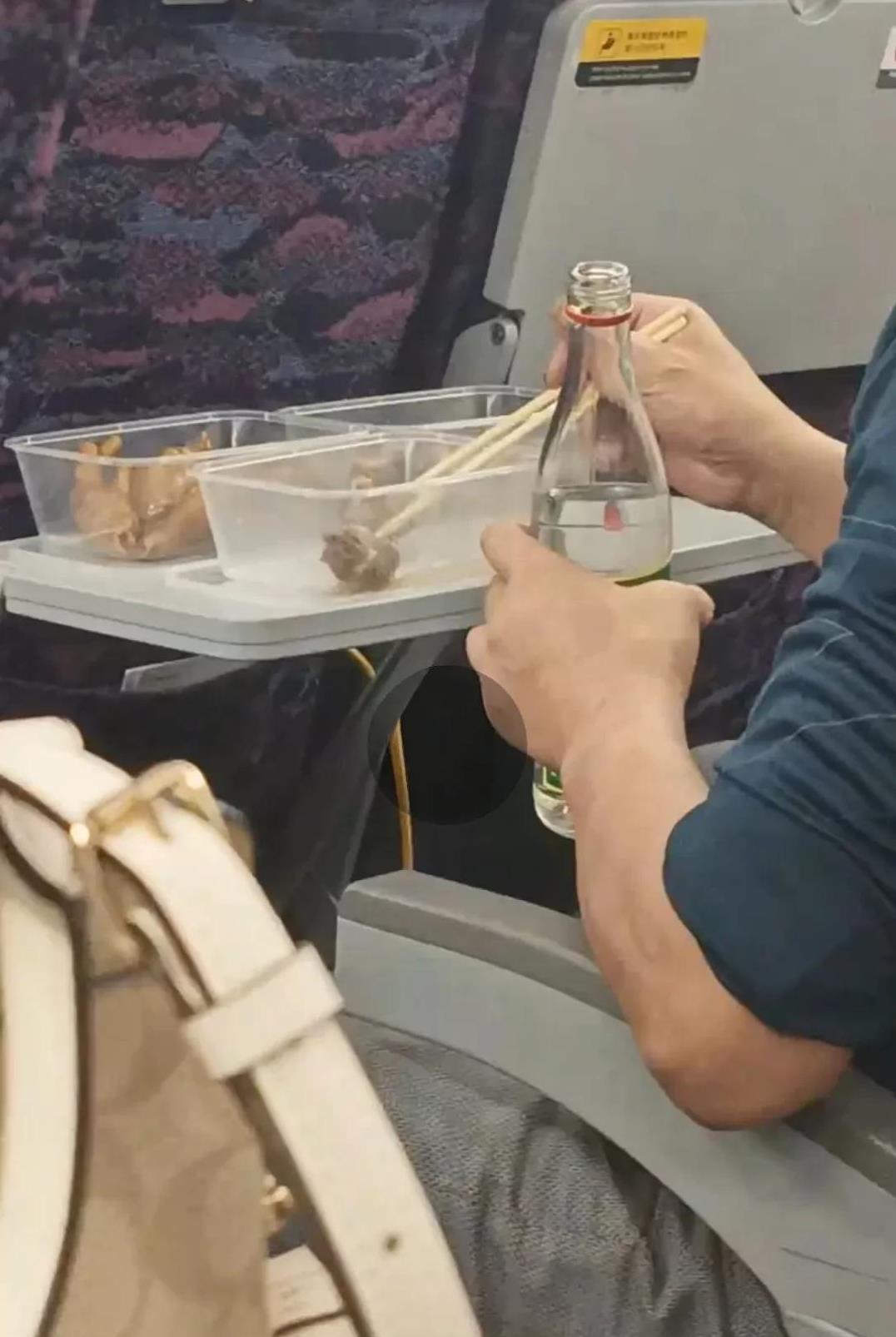 火车上喝酒都是什么人？一群低级下流之人，酒后无德之人，在密闭不透气的空间喝白酒给