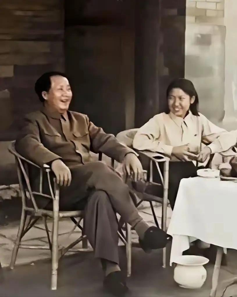 这是毛主席和大女儿李敏的温馨合影，都看看吧，父女俩的笑容真的太治愈了，值得我们去
