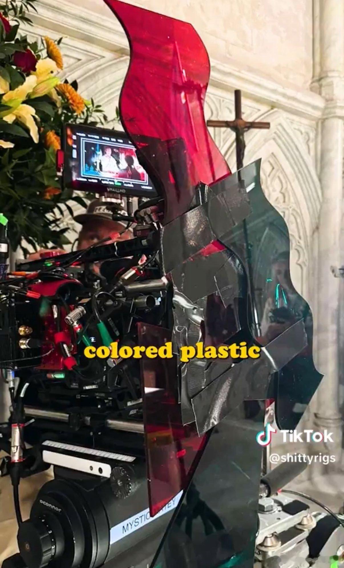 导演莱恩·约翰逊透露，《利刃出鞘3》中的彩色玻璃镜头都是实拍“我们会先对准镜头，