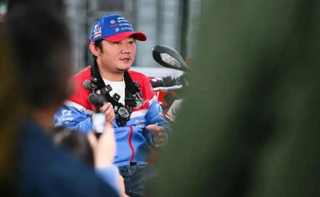 张雪：流量已成负担，厂门口堵着几十个人 据媒体报道，近日张雪在接受采访时表示